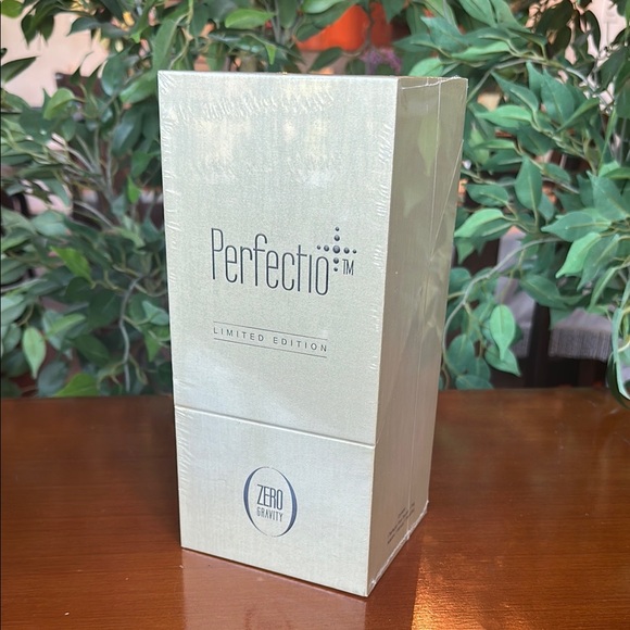 Perfectio Limited Edition  Zero Gravity LED Infra-red Light Anti Wrinkle Device - Picture 3 of 11